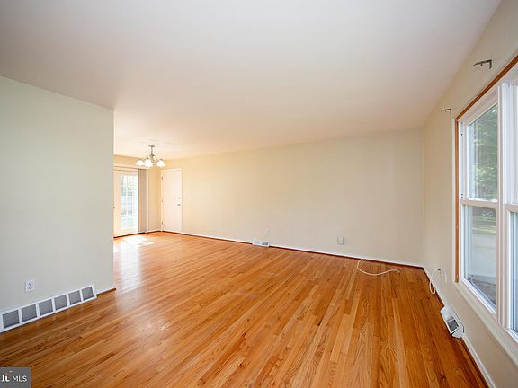 3rd image of 605 Tupelo Ct