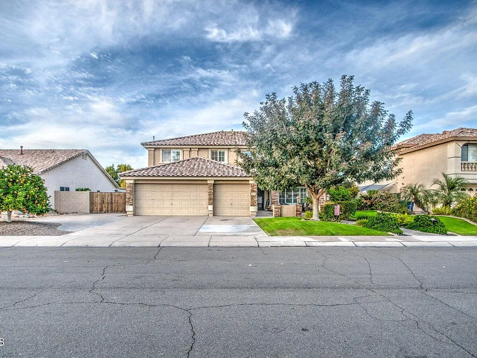 3904 E Leah Ct