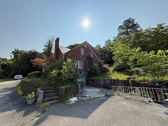 3rd image of 144 Country Club Rd