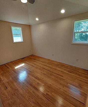 4th image of 15527 Wicker Ave