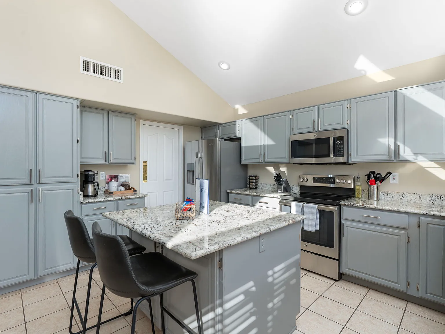 5 bed, 3082 sqft, $5,300 — Photo 4