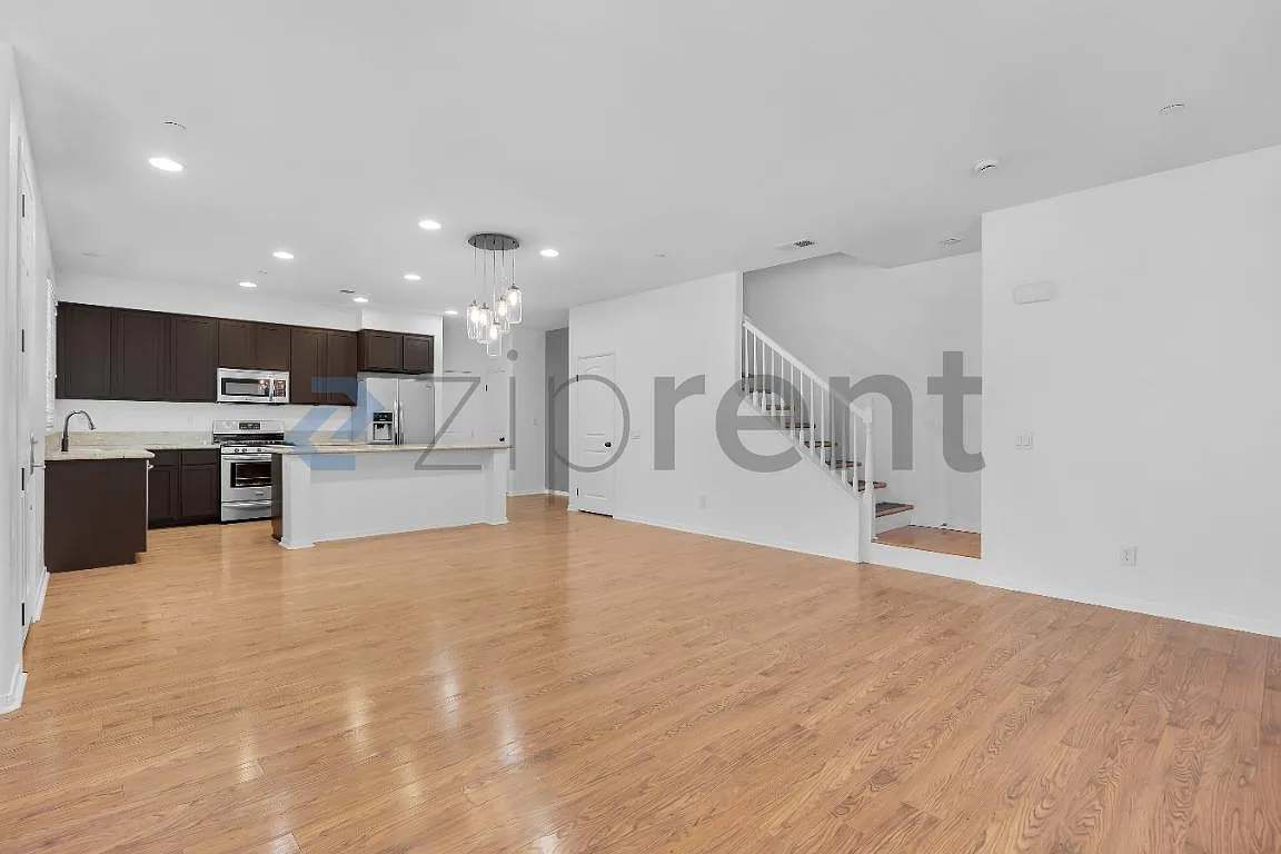 3 bed, 2.5 bath, 1621 sqft, $4,200 — Photo 2
