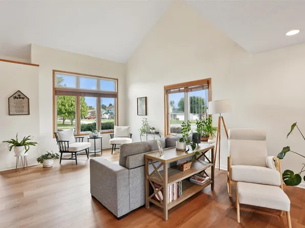 5495 Schweiker Dr, Pleasant Hill, IA 50327