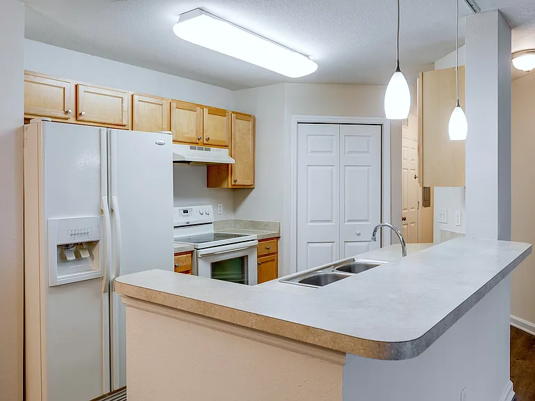 Fully equipped kitchen with breakfast bar.