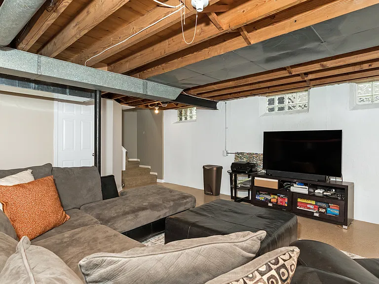 905 Parliament Ave — Photo 20