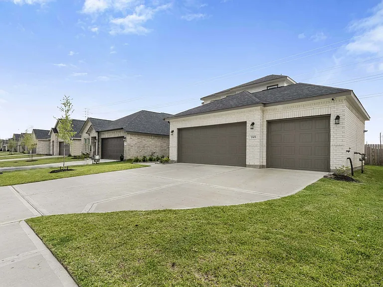 3303 Falling Brook Dr — Photo 4