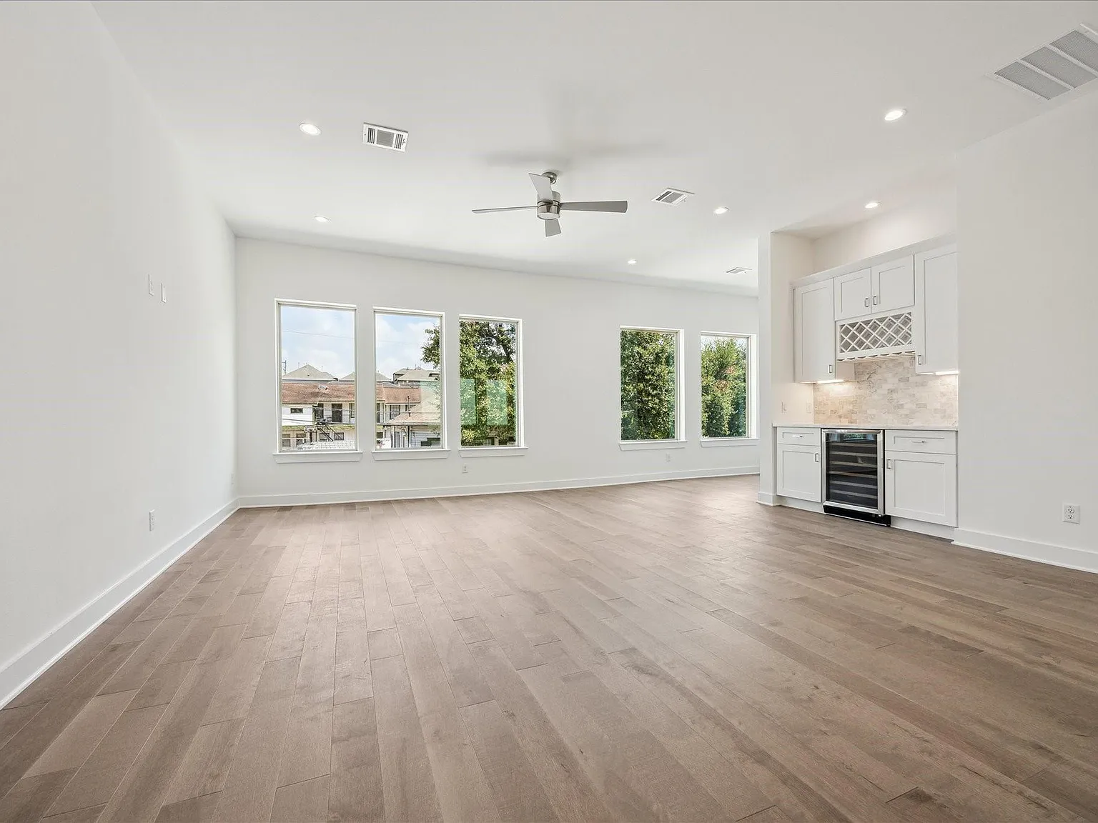 3 bed, 3.5 bath, 2390 sqft, $4,500 — Photo 2