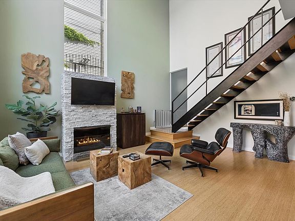4th image of 1212 N Hoyne Ave Suite 102