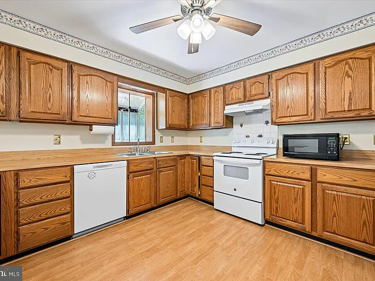 13245 Croom Rd — Photo 24