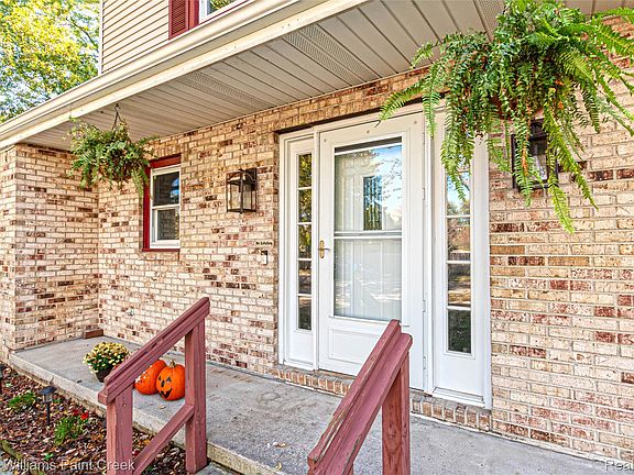 5th image of 685 Cardinal Dr