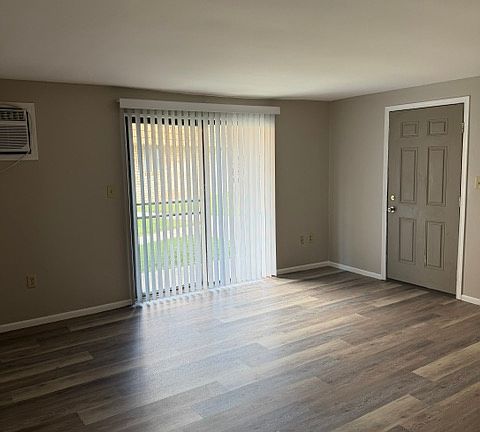 3rd image of 865 Gettysburg Dr #1