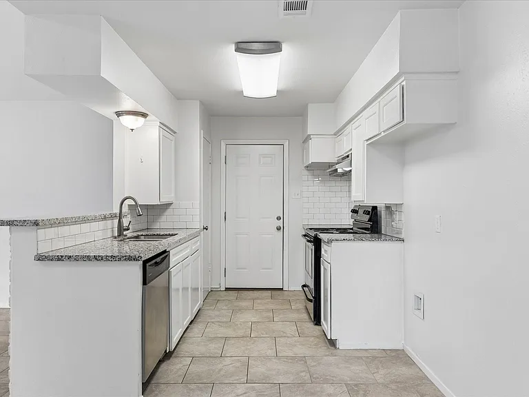 5850 Southminster Dr — Photo 3