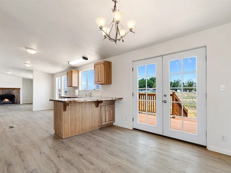 24175 N Los Angeles St — Photo 10