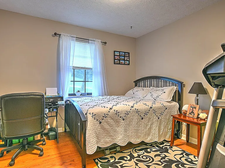 211 Hayter Dr — Photo 9