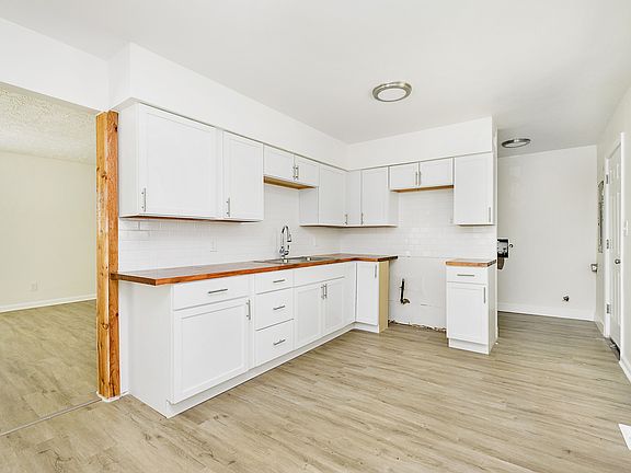 4th image of 2861 N Dearborn St