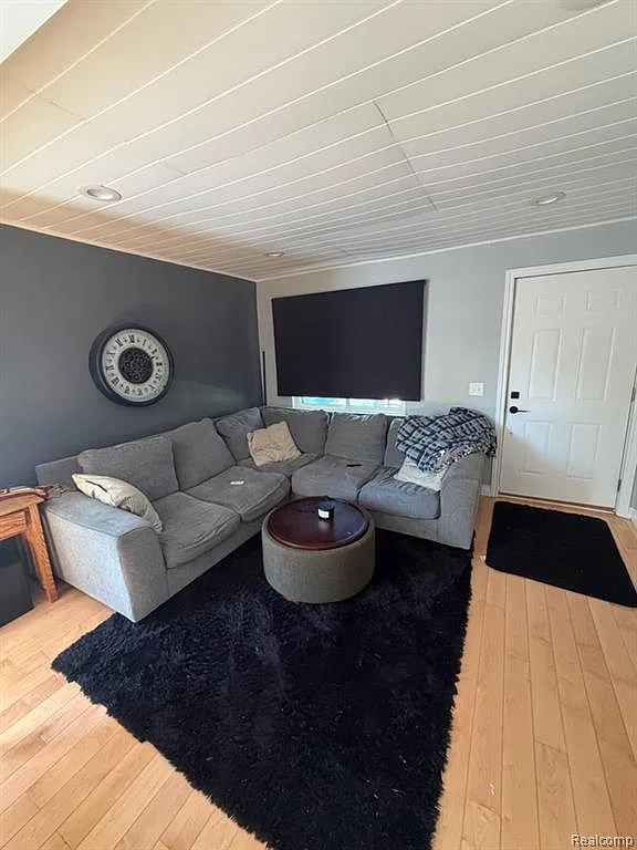 3 bed, 1.0 bath, 1025 sqft, $1,900 — Photo 3