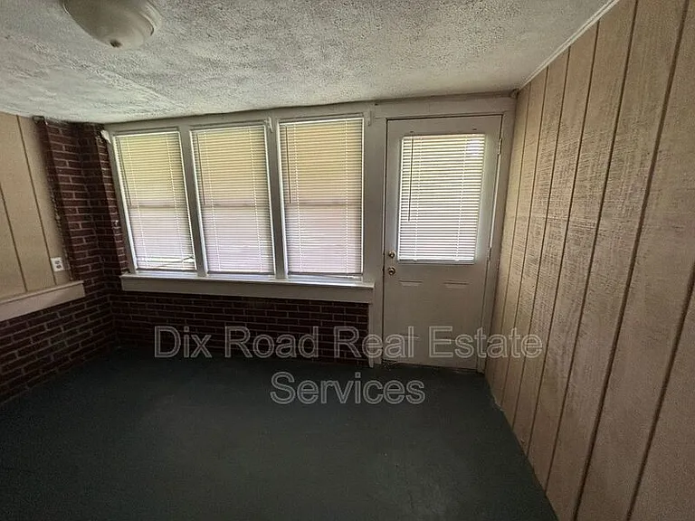 123 N Miami St — Photo 19