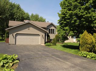 215 Thornhill Dr SW, Poplar Grove, IL 61065