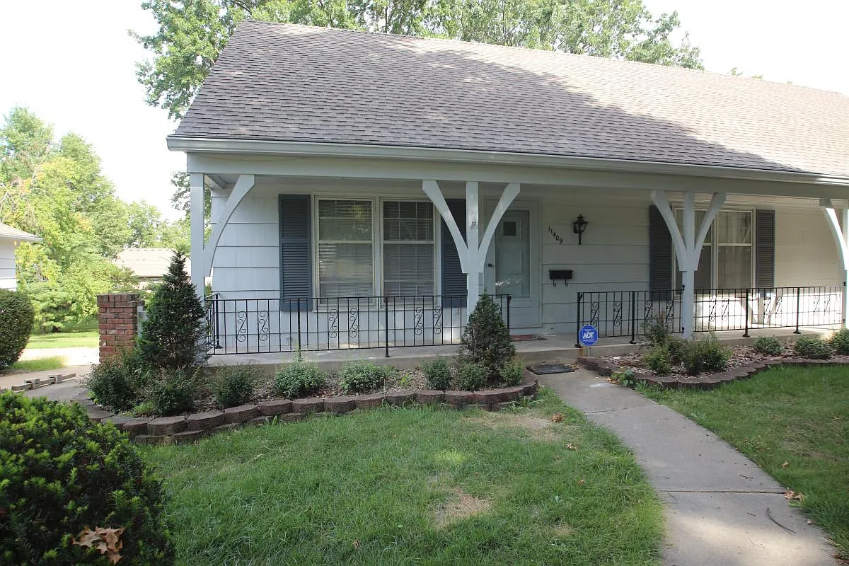 2 bed, 1.5 bath, 1100 sqft, $1,590 — Photo 1