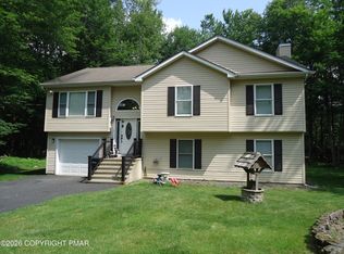 3270 Beech Ridge Dr, Pocono Summit, PA 18346