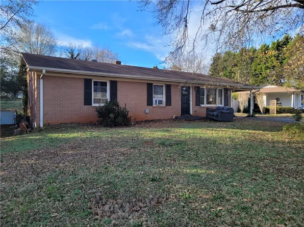 5017 Corinth Dr, Seneca, SC 29672