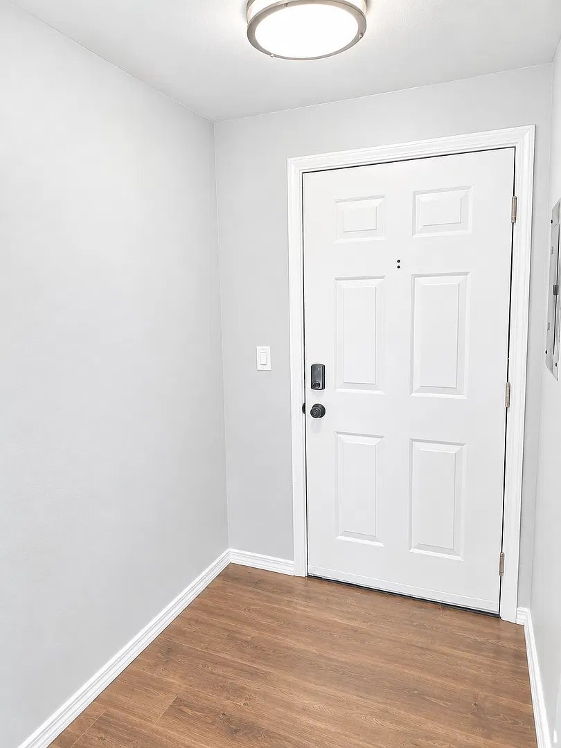 Welcome Home! Beautiful, Like-New 2-Bedroom Condo in a Convenient Location — Photo 4