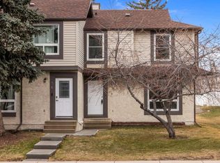 32 S Deerpoint Rd SE, Calgary, AB T2J6M8