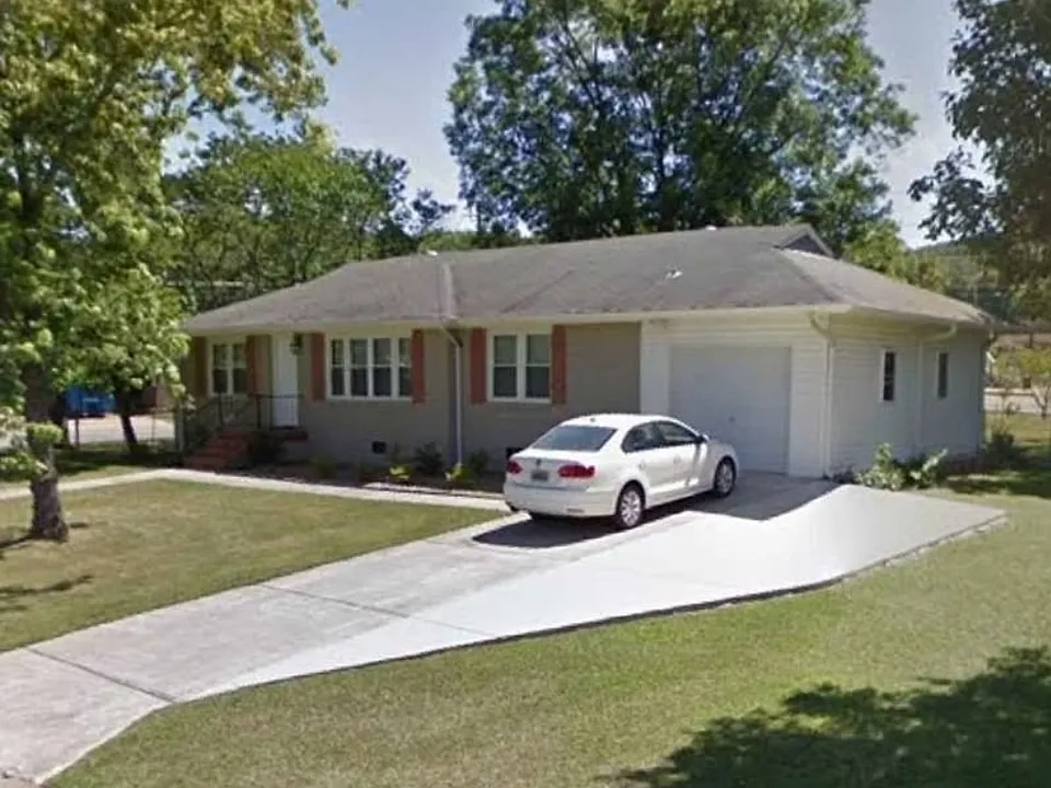 824 Chambers Dr NE