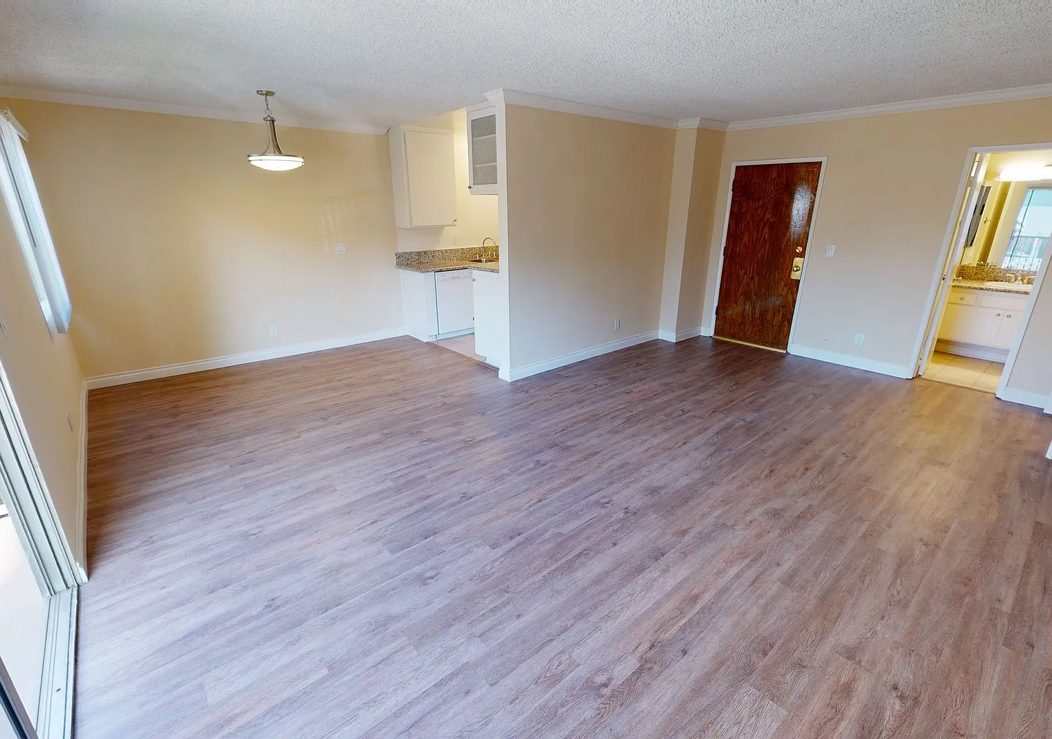 Hamel Granada Apartments..Gorgeous Apartment Available...CALL NOW! — Photo 4