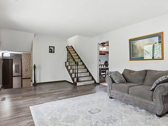 4th image of 813 College Rd