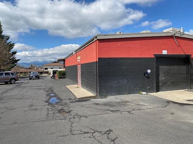 2nd image of 712 Crater Lake Ave