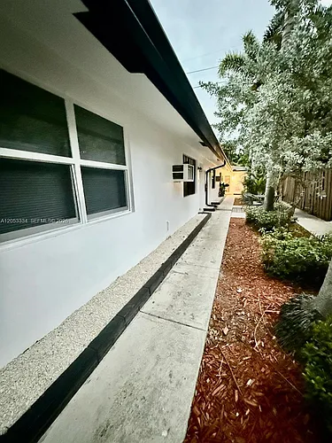 1240 NE 12th Ave Photo 1