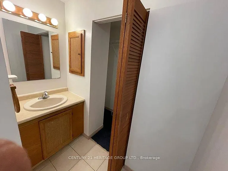 217 Yorkshire Dr — Photo 7