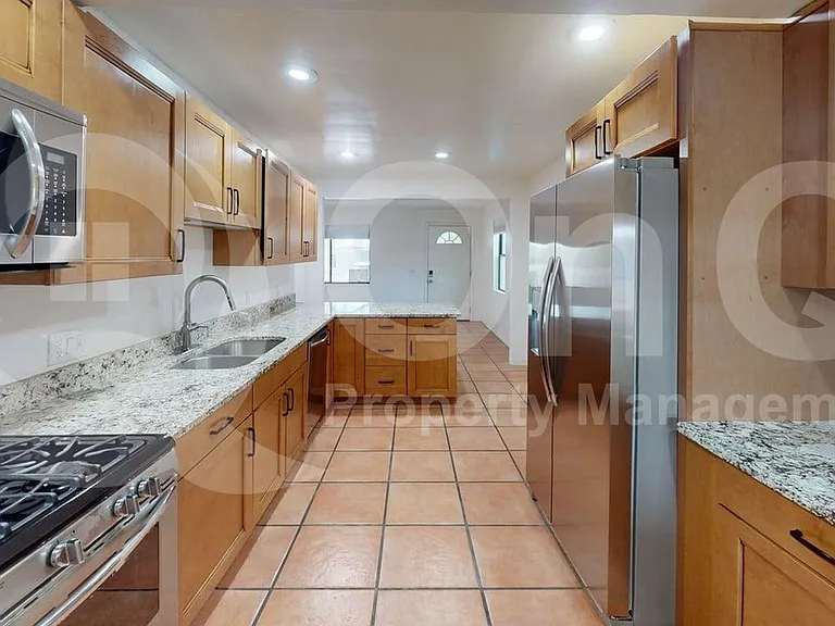 1002 E Simmons St — Photo 6