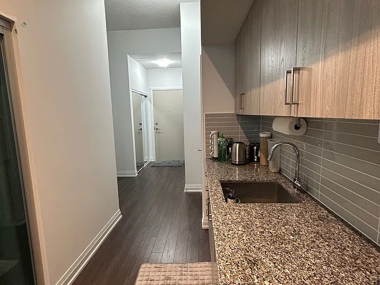 20 Meadowglen Pl E #822 — Photo 17
