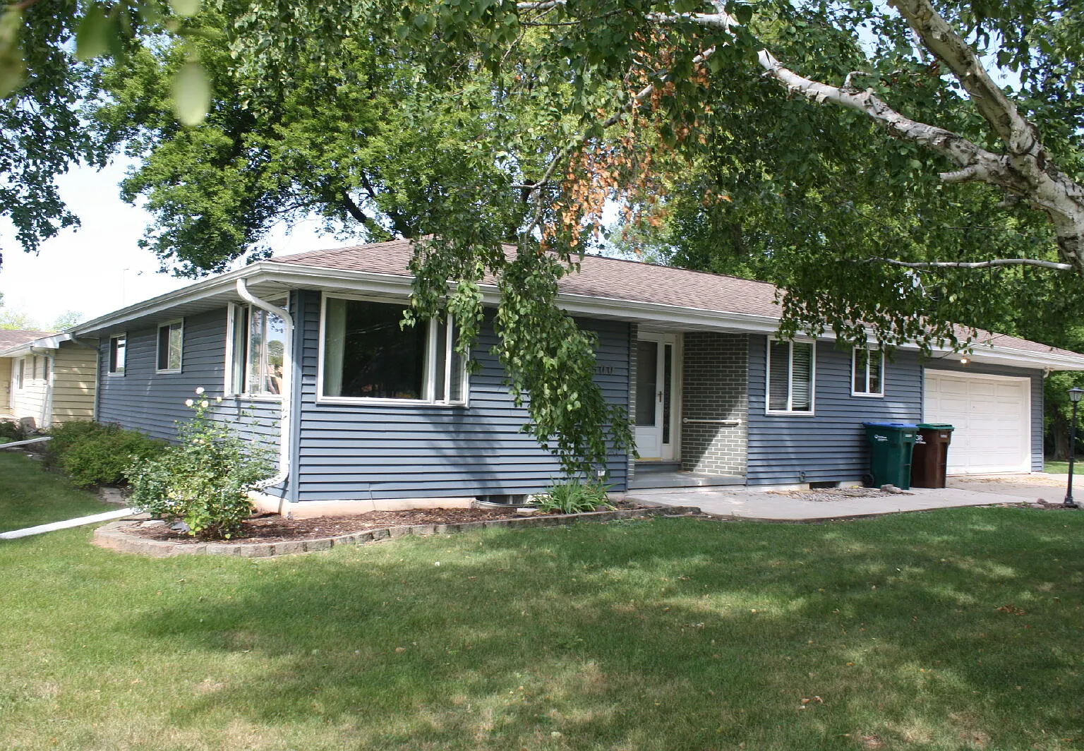 3 bed, 1.5 bath, 1327 sqft, $1,850 — Photo 4