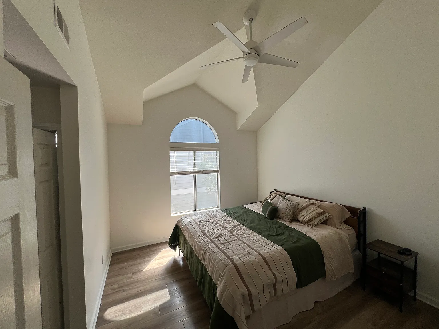 2 bed, 2.5 bath, 1000 sqft, $4,900 — Photo 3