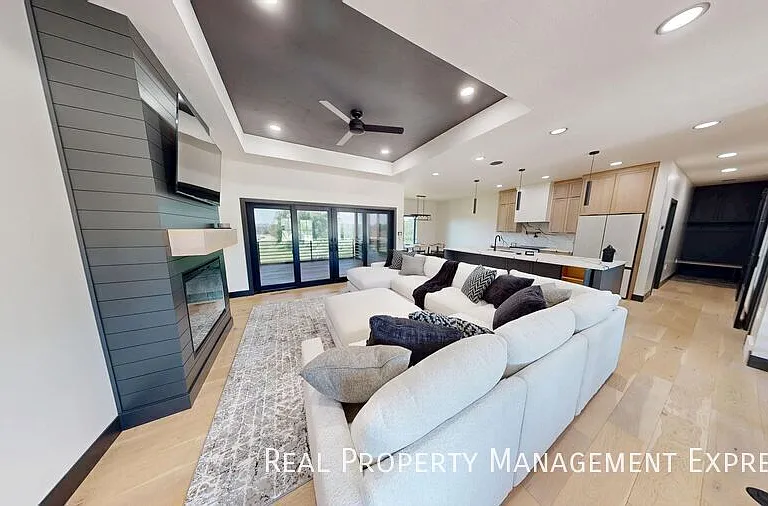 313 N Red Spruce Ave — Photo 1