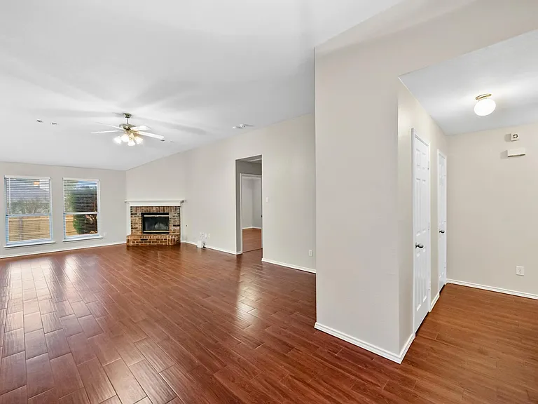 614 Douglas Dr — Photo 3