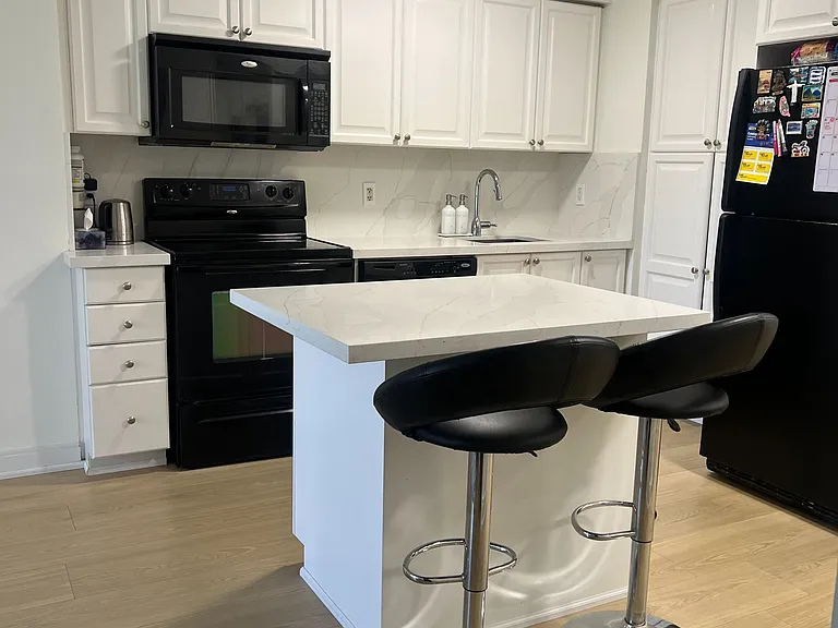 330 Burnhamthorpe Rd W #408 — Photo 8