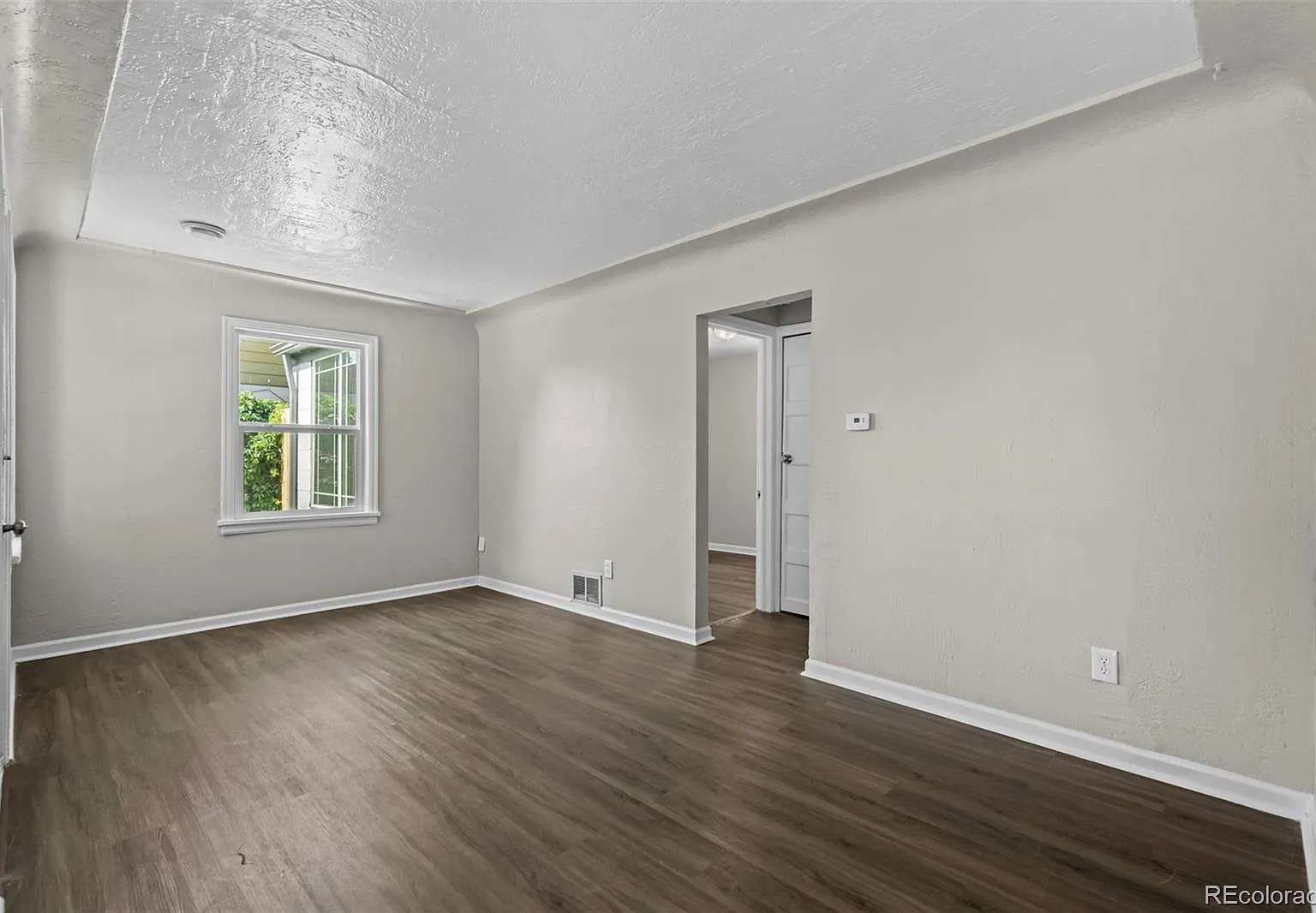3 bed, 1.0 bath, 978 sqft, $2,200 — Photo 3
