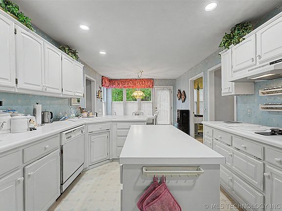 4th image of 7007 S Sandusky Ave