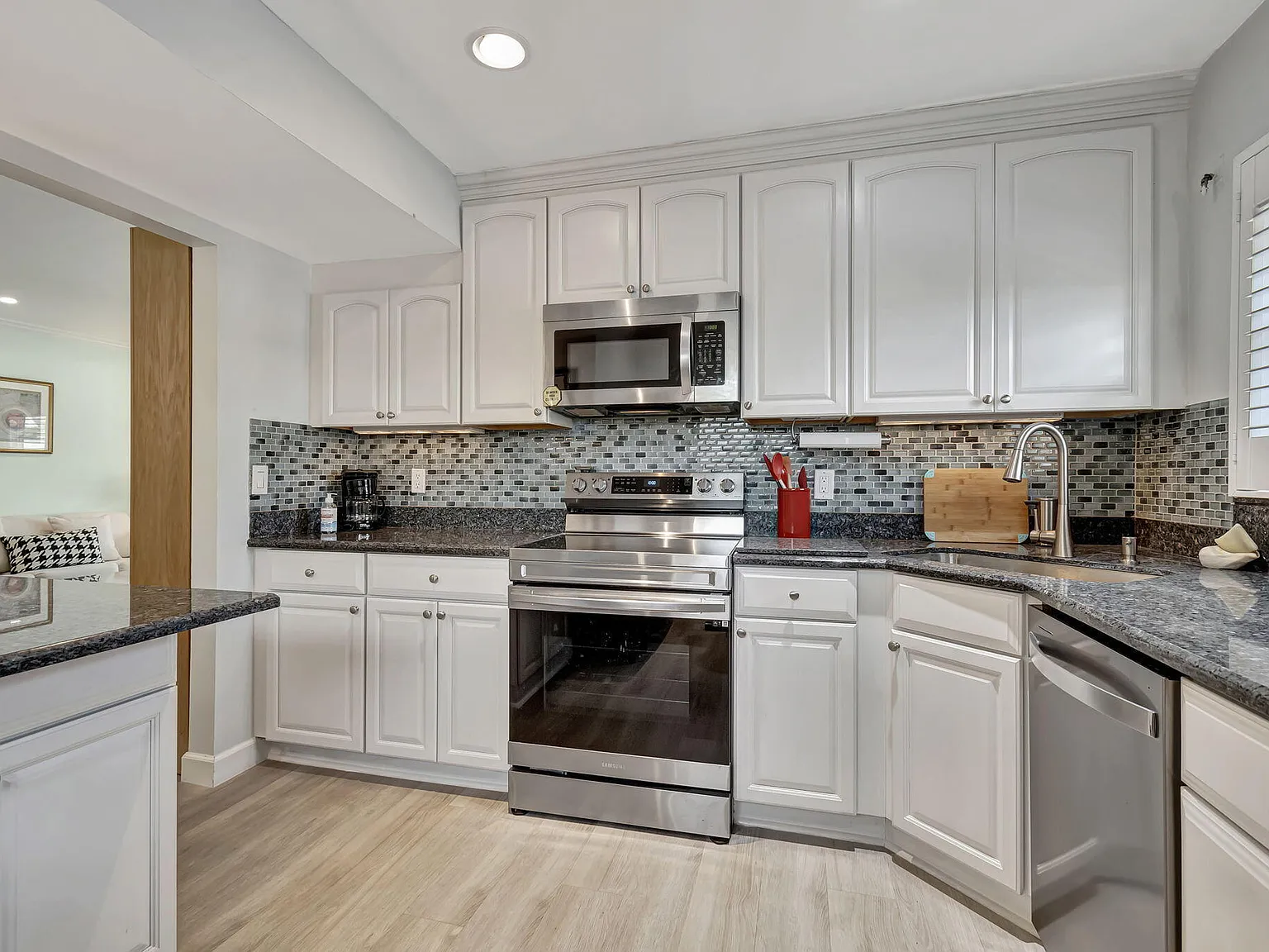 2 bed, 2.0 bath, 1200 sqft, $2,200 — Photo 3