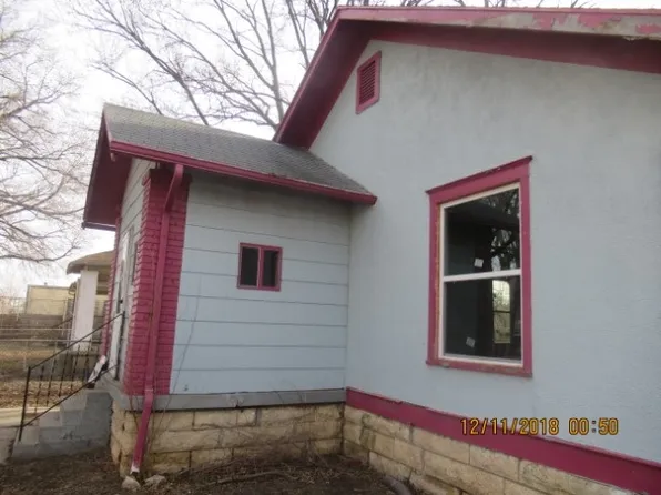 231 W 9th St, Junction City, KS 66441