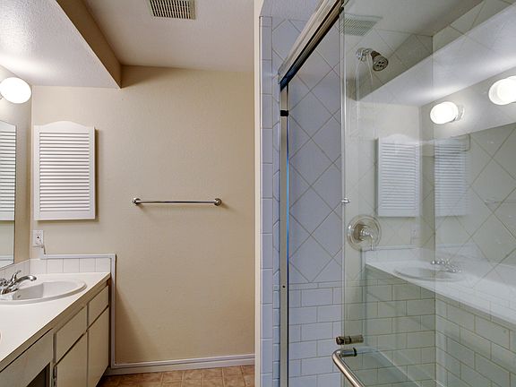 5th image of 4607 NE 203rd Ct