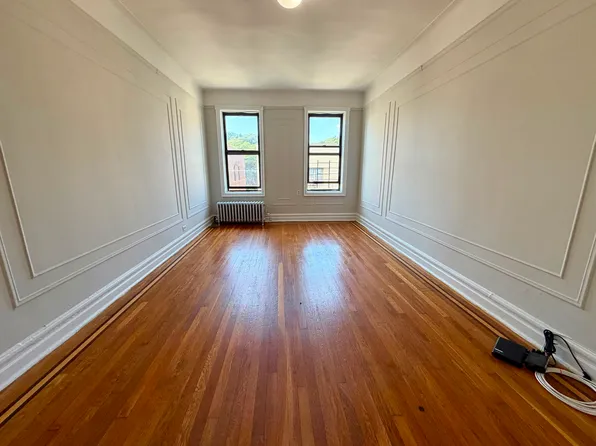 1825 Riverside Drive image 1 of 8