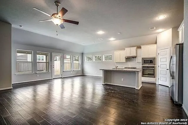 3 bed, 2.5 bath, 1984 sqft, $2,600 — Photo 3
