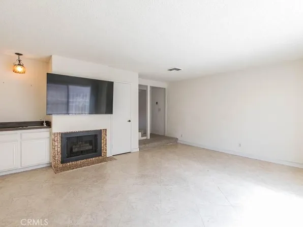 18631 Collins St APT 30, Tarzana, CA 91356