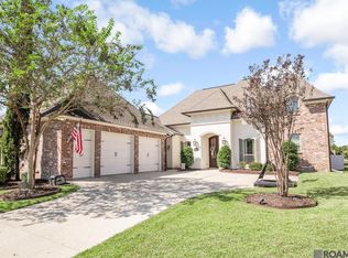 9327 Villa Crossing Dr, Greenwell Springs, LA 70739