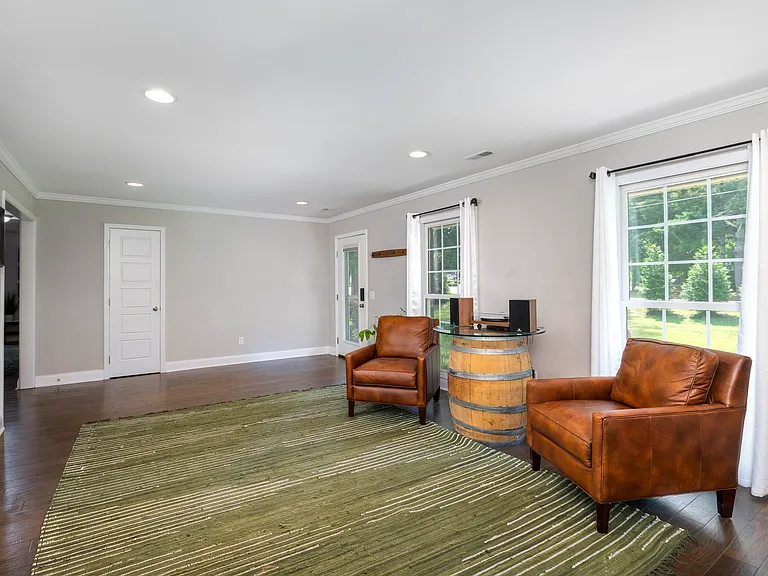 909 Club Ln — Photo 31
